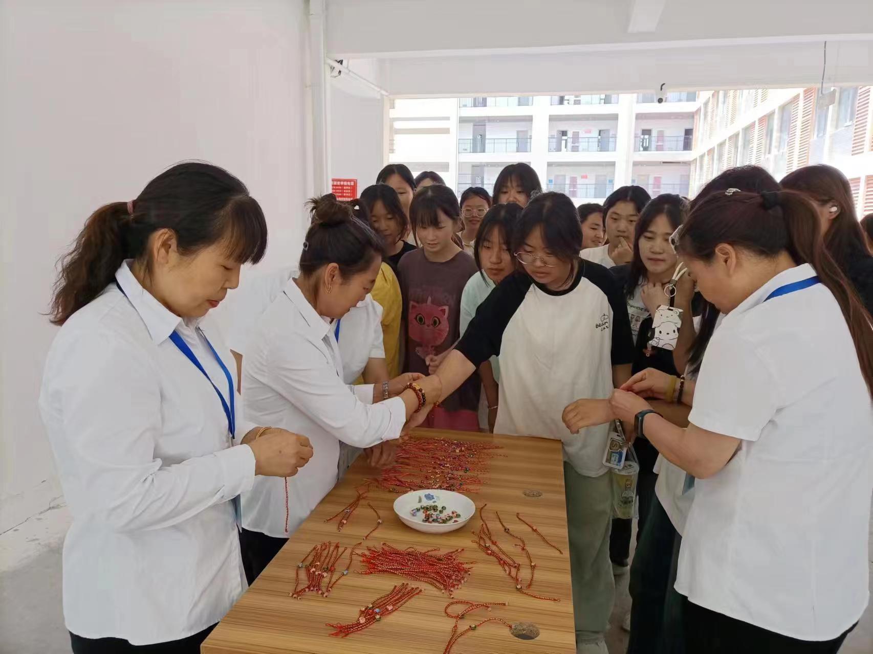 端午佳節情更濃，五彩手繩傳溫情——宿州應用技術學校項目部共筑宿舍文化新篇章