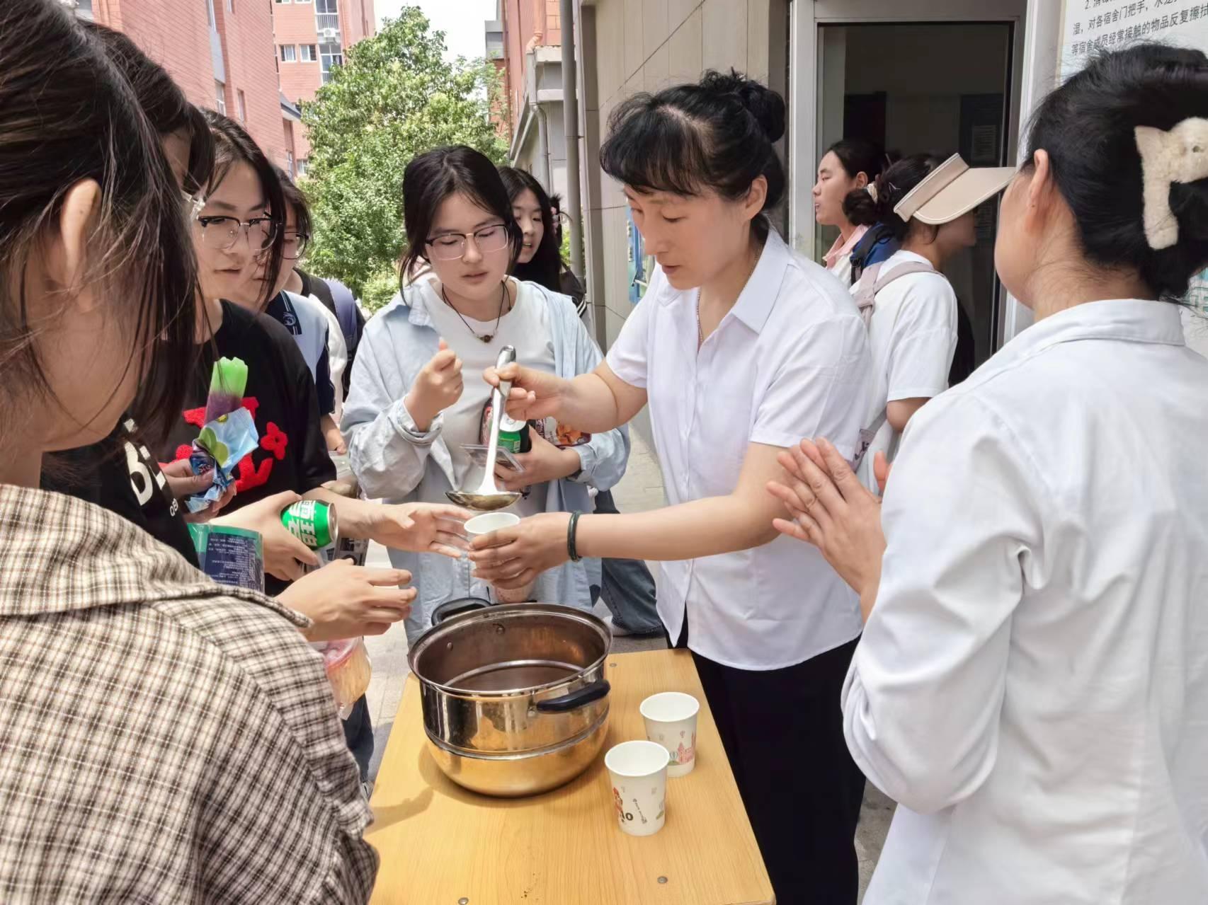 酷熱夏日展溫情，綠豆西瓜潤學子