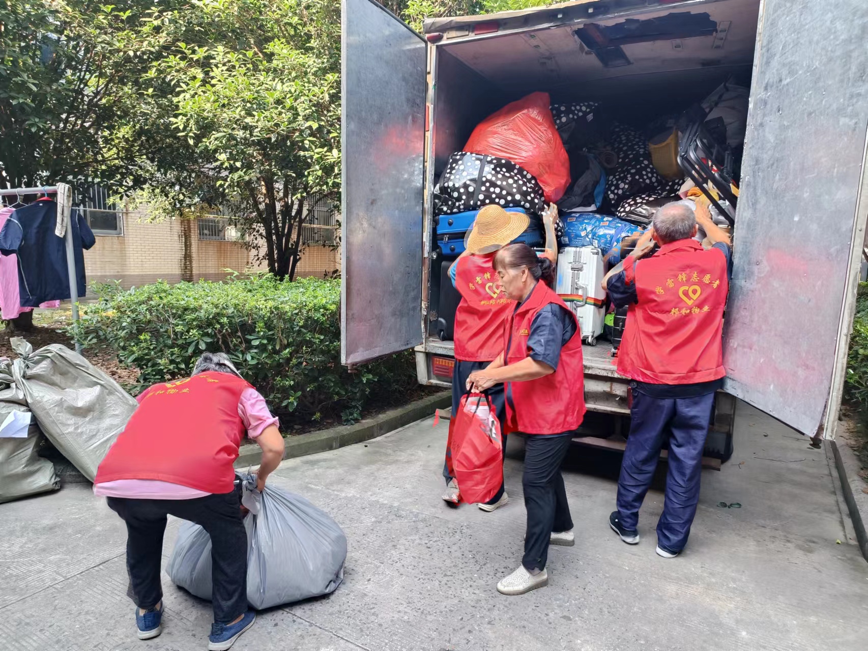 紅色身影暖人心，雷鋒精神熠校園——記安醫專項目部迎新季