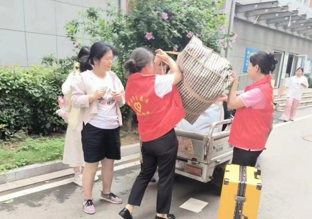 傳承雷鋒精神，綻放時代光芒 ——邦和物業宿馬一中項目部助力學生放假