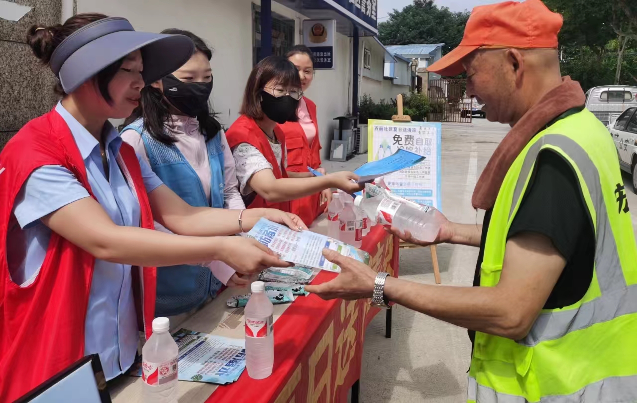 夏日送清涼，情暖人心間 —— 邦和物業卓耕廣場項目部與業主共筑和諧家園