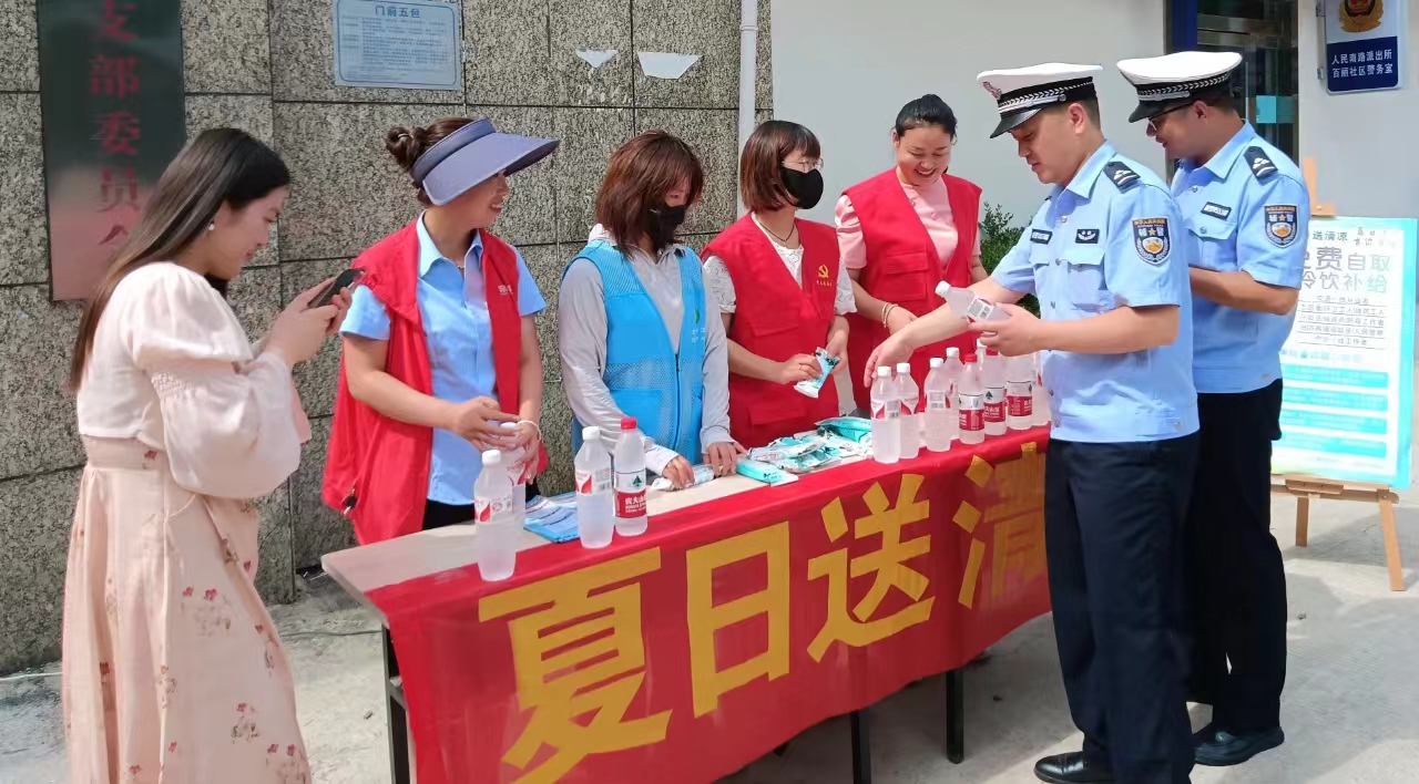 夏日送清涼，情暖人心間 —— 邦和物業卓耕廣場項目部與業主共筑和諧家園