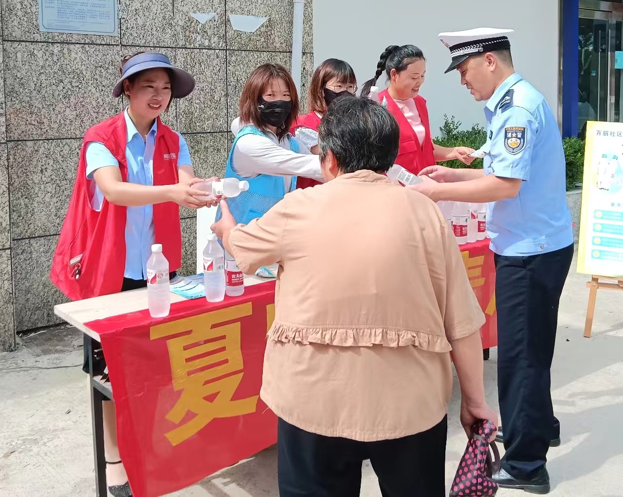 夏日送清涼，情暖人心間 —— 邦和物業卓耕廣場項目部與業主共筑和諧家園