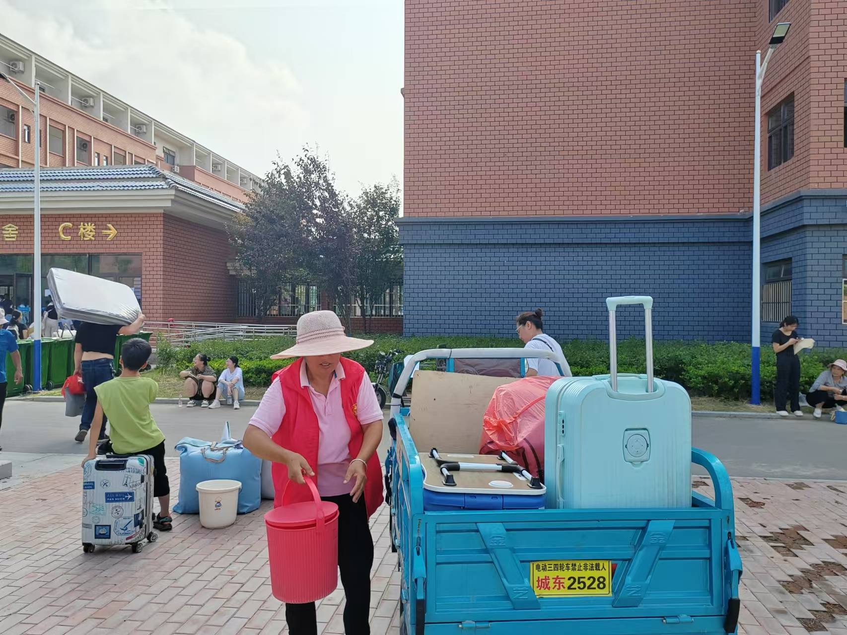 金秋揚帆啟新程，雷鋒精神暖校園 ——雪楓中學項目部熱情高漲迎新生