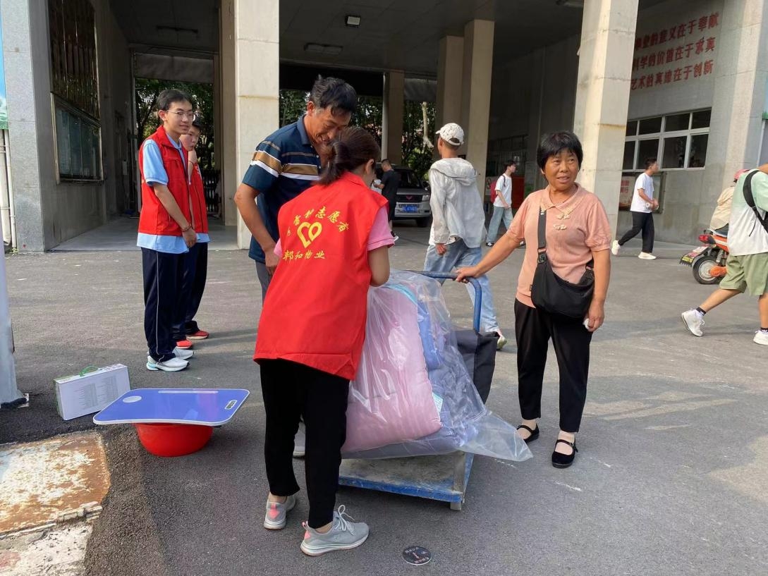 邦和物業暖人心，雷鋒精神照校園 ——宿州三中項目部助力新生順利報到