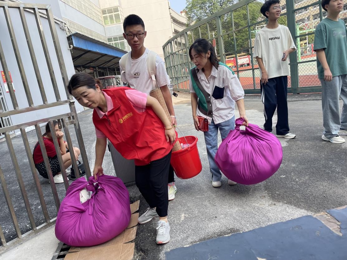 邦和物業暖人心，雷鋒精神照校園 ——宿州三中項目部助力新生順利報到