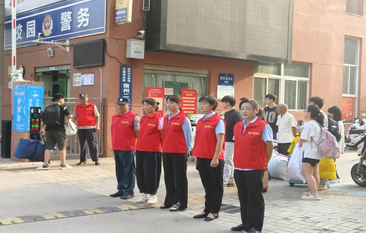 暖心迎新展風采，同行助力書華章 邦和物業黨支部開展“暖心迎新，行李同行”黨員志愿者活動 